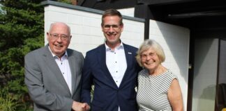 Eine Partnerschaft auf Augenhöhe ist eines der Geheimnisse von Renate und Klaus Dielmann - Bürgermeister Schultz gratuliert. Foto: Stadt Erkrath