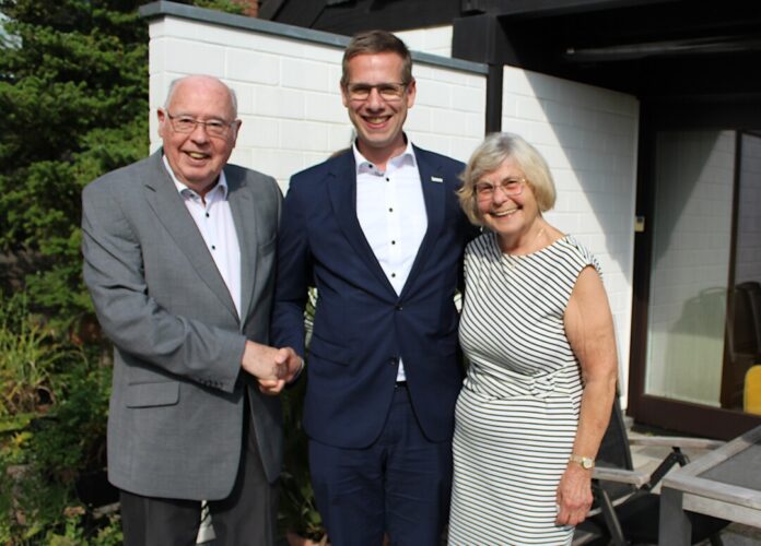 Eine Partnerschaft auf Augenhöhe ist eines der Geheimnisse von Renate und Klaus Dielmann - Bürgermeister Schultz gratuliert. Foto: Stadt Erkrath