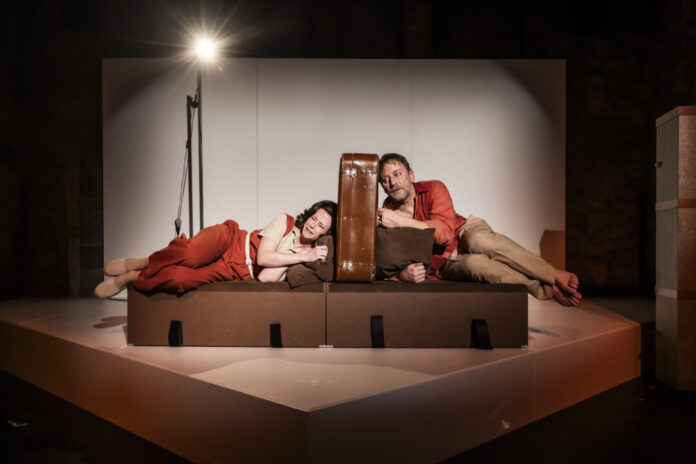 Das Schauspiel „Homo Faber“ wird in der Stadthalle aufgeführt. Foto: Landestheater Detmold/Jochen Quast