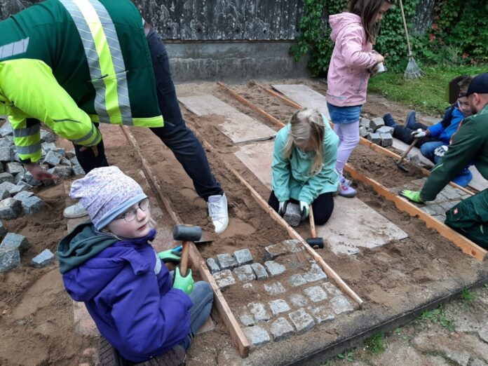 Nicht nur zugucken: Die Kinder konnten direkt anpacken und im ganz jungen Alter in das Berufsbild hinheinschnuppern. Foto: privat