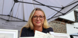 Die Velberterin Daniela Wähner stellt individuelle Dekorationsartikel her - auf dem Treckerfest in Tönisheide gab es thematisch passende Grußkarten. Foto: Volkmann