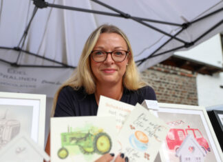 Die Velberterin Daniela Wähner stellt individuelle Dekorationsartikel her - auf dem Treckerfest in Tönisheide gab es thematisch passende Grußkarten. Foto: Volkmann