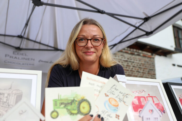 Die Velberterin Daniela Wähner stellt individuelle Dekorationsartikel her - auf dem Treckerfest in Tönisheide gab es thematisch passende Grußkarten. Foto: Volkmann Die Velberterin Daniela Wähner stellt individuelle Dekorationsartikel her - auf dem Treckerfest in Tönisheide gab es thematisch passende Grußkarten. Foto: Volkmann