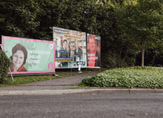 Auf Wahlplakaten in Velbert präsentierten sich die Kandidaten und Parteien vor der Kommunalwahl. Foto: Volkmann
