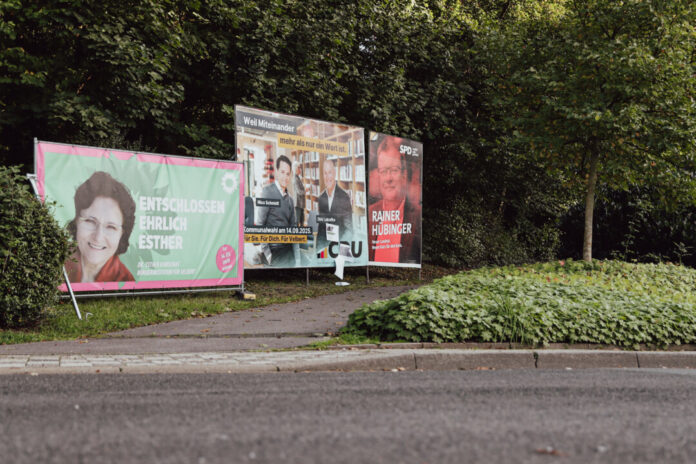 Auf Wahlplakaten in Velbert präsentieren sich die Kandidaten und Parteien vor der Kommunalwahl. Foto: Volkmann Auf Wahlplakaten in Velbert präsentieren sich die Kandidaten und Parteien vor der Kommunalwahl. Foto: Volkmann