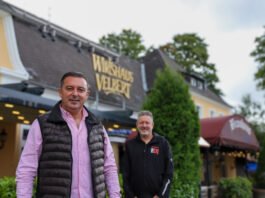 Albert Dujmic betreibt das Wirthaus Velbert - der DJ Ralf Röhrig unterstützt bei Events. Foto: Volkmann