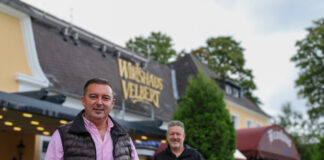 Albert Dujmic betreibt das Wirthaus Velbert - der DJ Ralf Röhrig unterstützt bei Events. Foto: Volkmann