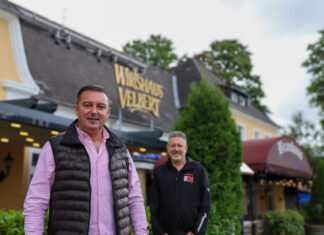 Albert Dujmic betreibt das Wirthaus Velbert - der DJ Ralf Röhrig unterstützt bei Events. Foto: Volkmann