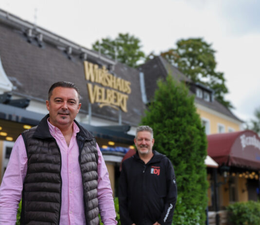 Albert Dujmic betreibt das Wirthaus Velbert - der DJ Ralf Röhrig unterstützt bei Events. Foto: Volkmann