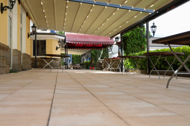 Im Außenbereich wurde die Terrasse bereits erneuert. Foto: Volkmann