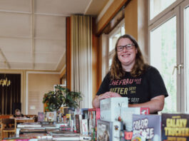 Heike Lemansky lädt zum Spielen ein - in Wülfrath leitet die 44-Jährige einen regelmäßigen Brettspiel-Treff. Foto: Volkmann