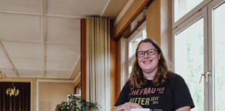 Heike Lemansky lädt zum Spielen ein - in Wülfrath leitet die 44-Jährige einen regelmäßigen Brettspiel-Treff. Foto: Volkmann