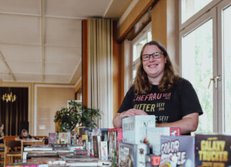 Heike Lemansky lädt zum Spielen ein - in Wülfrath leitet die 44-Jährige einen regelmäßigen Brettspiel-Treff. Foto: Volkmann