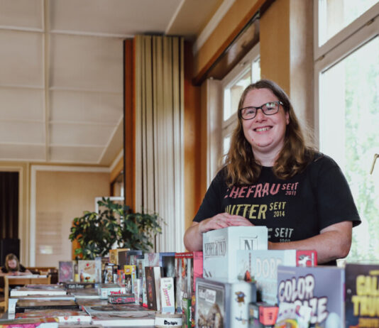 Heike Lemansky lädt zum Spielen ein - in Wülfrath leitet die 44-Jährige einen regelmäßigen Brettspiel-Treff. Foto: Volkmann