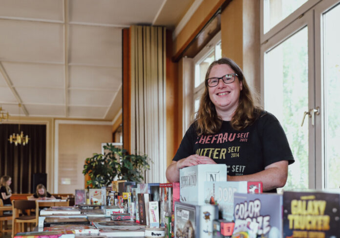 Heike Lemansky lädt zum Spielen ein - in Wülfrath leitet die 44-Jährige einen regelmäßigen Brettspiel-Treff. Foto: Volkmann