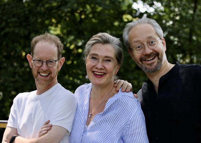 Laura Nykänen und Sami Luttinen (r.) treten mit dem Pianisten Patrick Francis Chestnut auf. Foto: privat