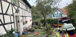 Im beengten Bereich vor dem Wohnhaus wurde der Löschangriff vorgenommen. Foto: Feuerwehr Haan