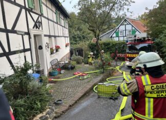 Im beengten Bereich vor dem Wohnhaus wurde der Löschangriff vorgenommen. Foto: Feuerwehr Haan