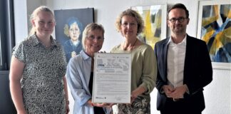 Bürgermeisterin Sandra Pietschmann präsentiert zusammen mit Waldemar Suchan, Leiter des Amtes für Zentrale Dienste, Personal und Organisation, Christin Jäger, Leiterin Personalmanagement (l.) und Claudia Thienenkamp, Betriebliches Eingliederungsmanagement, die Charta zur Vereinbarkeit von Beruf und Pflege. Foto: Kreisstadt Mettmann