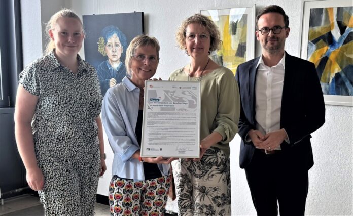 Bürgermeisterin Sandra Pietschmann präsentiert zusammen mit Waldemar Suchan, Leiter des Amtes für Zentrale Dienste, Personal und Organisation, Christin Jäger, Leiterin Personalmanagement (l.) und Claudia Thienenkamp, Betriebliches Eingliederungsmanagement, die Charta zur Vereinbarkeit von Beruf und Pflege. Foto: Kreisstadt Mettmann