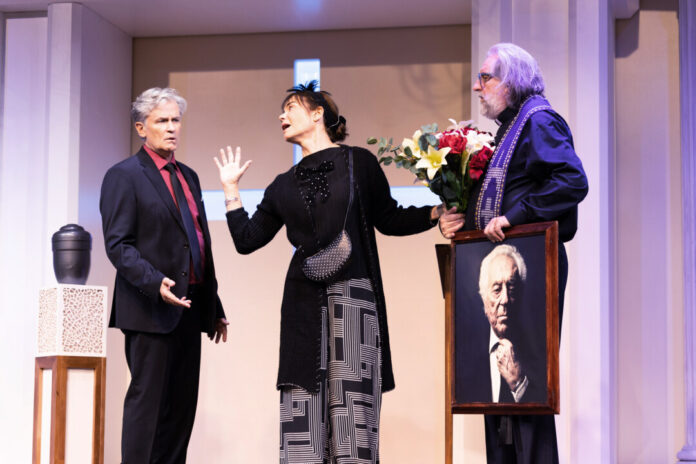 Zum Start der neuen Theatersaison 2025/2026 erlebt das Publikum der Stadthalle am 24.09.2025 um 20:00 Uhr Timothy Peach (l.), Nicola Tiggeler (M.), Andreas Windhuis (r.) und viele weitere in „Kalter weißer Mann“. Foto: Franziska Strauss
