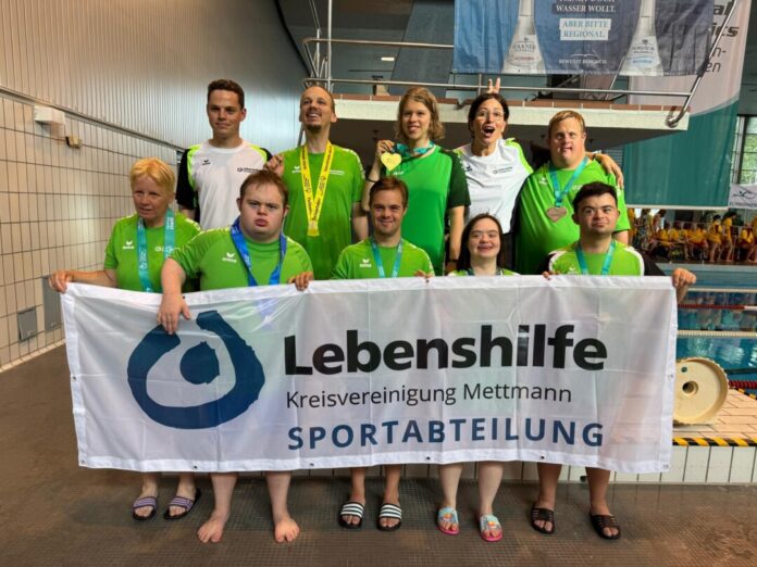 Das erfolgreiche Schwimmteam der Lebenshilfe Kreisvereinigung Mettmann beim SONRW Schwimmfest 2025 im Frankenbad in Bonn. Foto: Lebenshilfe Kreisvereinigung Mettmann