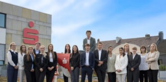 Die neuen Kolleginnen und Kollegen auf dem Dach der Hildener Hauptfiliale. Foto: Sparkasse HVR