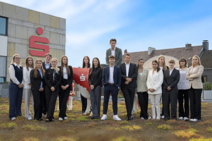 Die neuen Kolleginnen und Kollegen auf dem Dach der Hildener Hauptfiliale. Foto: Sparkasse HVR