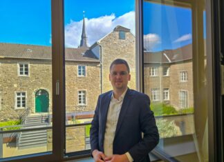 Erster Beigeordneter der Stadt Ratingen, Patrick Anders, an seinem Arbeitsplatz im Rathaus, Bild: Alexander Heinz