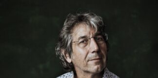 Peter Baumgärtner präsentiert die „Sunday Jazz“-Reihe im Medienzentrum. Bild: Anna Tena