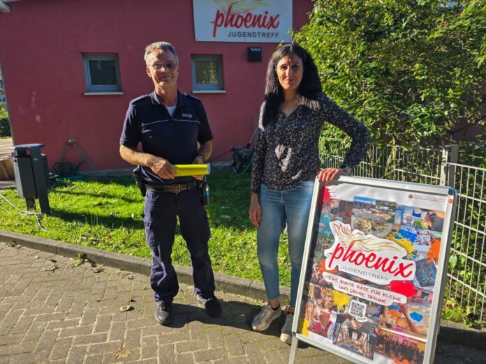 Uwe Wüstemann und Jasmin Ghal-Lass vor dem Gebäude des Jugendtreffs in Tiefenbroich, Bild: Alexander Heinz