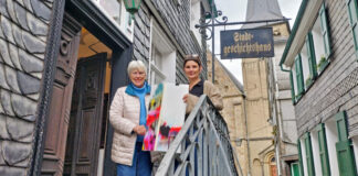 Die zweite Vorsitzende der Aulen Mettmanner Anita Schäfer mit der Künstlerin Susann Bürger. Foto: Ingo Grenzstein