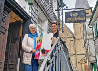 Die zweite Vorsitzende der Aulen Mettmanner Anita Schäfer mit der Künstlerin Susann Bürger. Foto: Ingo Grenzstein