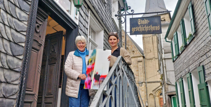 Die zweite Vorsitzende der Aulen Mettmanner Anita Schäfer mit der Künstlerin Susann Bürger. Foto: Ingo Grenzstein