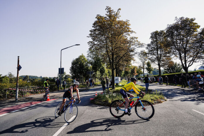Am Angerbad gibt es Triathlonsport zu sehen - es ist der Abschluss der Saison. Foto: Julian Richter/ Stadtwerke Ratingen Triathlon