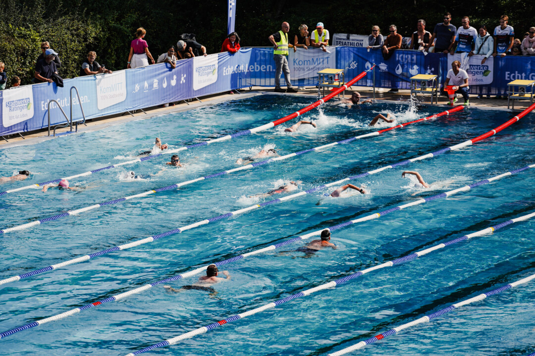 Ins Wasser des Angerbades geht es für die Aktiven. Foto: Am Angerbad gibt es Triathlonsport zu sehen - es ist der Abschluss der Saison. Foto: Julian Richter/ Stadtwerke Ratingen Triathlon