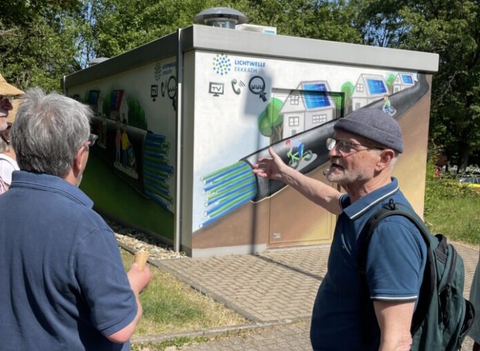 Wolfgang Sendermann (KunsTHaus Erkrath) informiert über eines der ersten Graffitis auf einem Trafo in der Nähe des Bürgerhauses. Foto: Grüne Erkrath