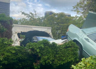 Ein Auto wurde durch eine Garagenwand gedrückt. Foto: Polizei