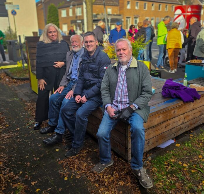 Ina Bisani, Wolfgang Diedrich, Patrick Anders und Heribert Frölich probieren die Sitzqualität der Stadtmöbel aus, Bild: Alexander Heinz