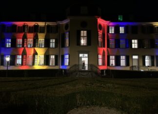 Das Herrengaus in Cromford bei Nacht und Bunt angeleuchtet, Bild: LVR Industriemuseum