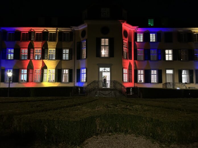 Das Herrengaus in Cromford bei Nacht und Bunt angeleuchtet, Bild: LVR Industriemuseum