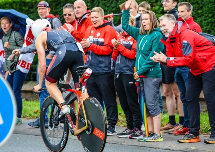 Begeisterte Anfeuerung am Streckenrand, Bild: Ingo Kutsche