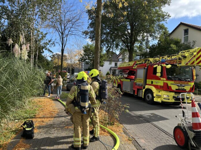 Der Trupp mit Atemschutz in Bereitstellung. Foto: FW Ratingen
