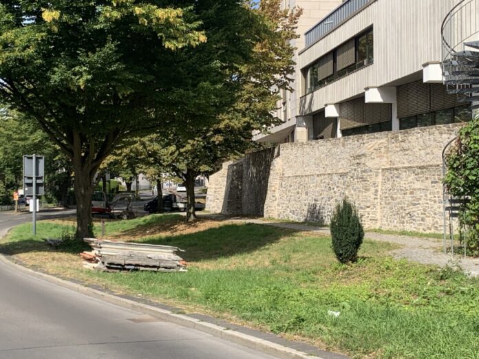 Der untere Wehrgang mit der Grabenzone, Bild: Stadt Ratingen