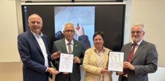 Jürgen Holtkamp, Landrat Thomas Hendele, Astrid Lohmann (Schulleiterin des Förderzentrums Nord) und Ulrich Irle (Geschäftsführer der GLW Velbert). Foto: Kreis Mettmann