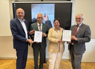 Jürgen Holtkamp, Landrat Thomas Hendele, Astrid Lohmann (Schulleiterin des Förderzentrums Nord) und Ulrich Irle (Geschäftsführer der GLW Velbert). Foto: Kreis Mettmann