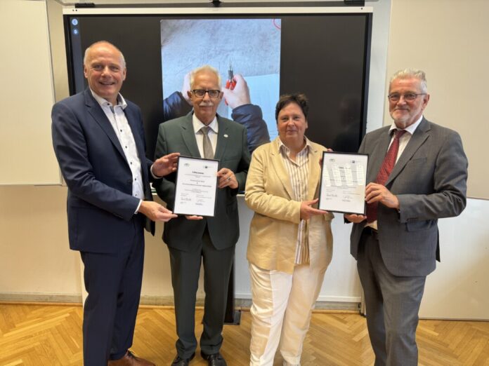 Unterzeichnung Jürgen Holtkamp, Landrat Thomas Hendele, Astrid Lohmann (Schulleiterin des Förderzentrums Nord) und Ulrich Irle (Geschäftsführer der GLW Velbert). Foto: Kreis Mettmann