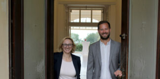 Ab sofort können sich Paare auch in der Villa Bayer in Hochdahl standesamtlich trauen lassen. Joanne Turnbull (l.) und Sebastian Völlings (r.) öffneten hierfür nun gemeinsam die Tore. Foto: Stadt Erkrath