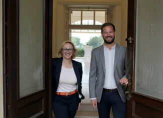 Ab sofort können sich Paare auch in der Villa Bayer in Hochdahl standesamtlich trauen lassen. Joanne Turnbull (l.) und Sebastian Völlings (r.) öffneten hierfür nun gemeinsam die Tore. Foto: Stadt Erkrath