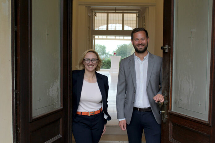 Ab sofort können sich Paare auch in der Villa Bayer in Hochdahl standesamtlich trauen lassen. Joanne Turnbull (l.) und Sebastian Völlings (r.) öffneten hierfür nun gemeinsam die Tore. Foto: Stadt Erkrath
